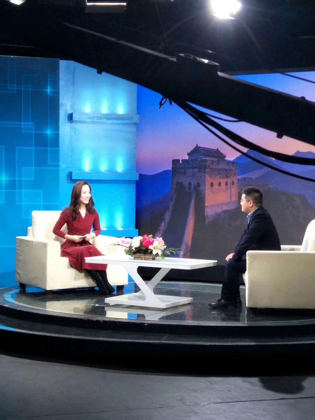 2018年12月12日我公司负责人胡振华在中央电视台参加《信用华夏》栏目节目录制，对话央视财经频道主持人张露馨(图2)